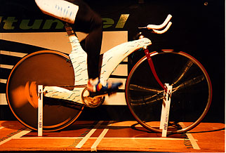 Moving artificial legs simulates the disturbed airflow around the bicycle